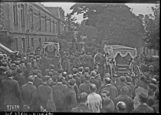 Le Havre, [29 août 1922,] grèves, obsèques d'une victime [i.e. trois victimes] : [photographie de presse] / [Agence Rol]